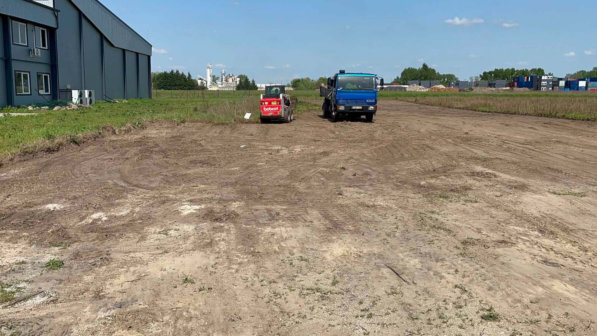 Frissen aszfaltozott és felületkezelt parkoló a dunaharaszti Déri Miksa utcában